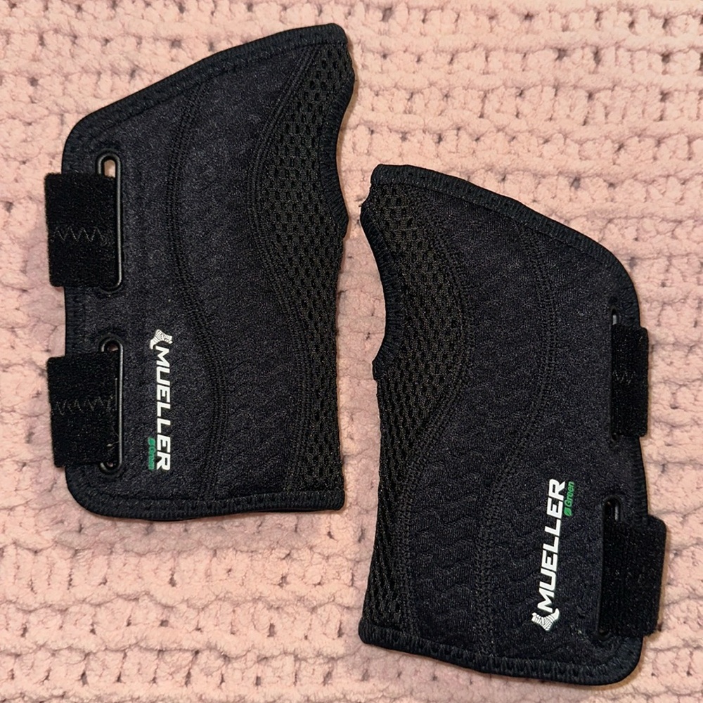 mueller hand brace 🖤